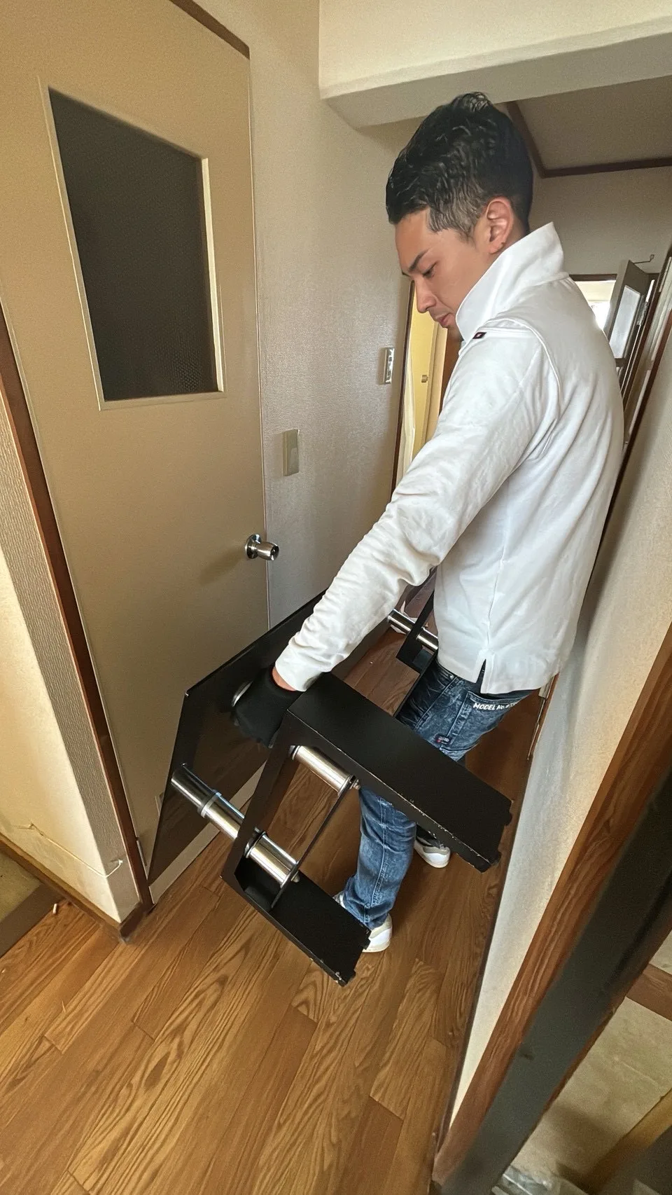 家具を丁寧に運び出す遺品整理・不用品回収の作業風景